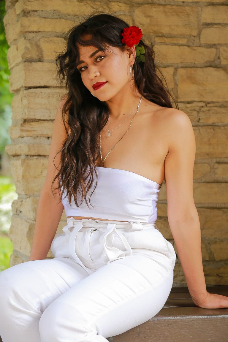 Less is More: How to Embrace the 90s Minimalism Look