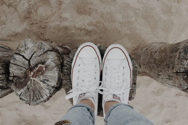 White converse outfit with denim jeans
